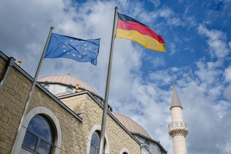 Moschee mit Europa- und Deutschlandflagge