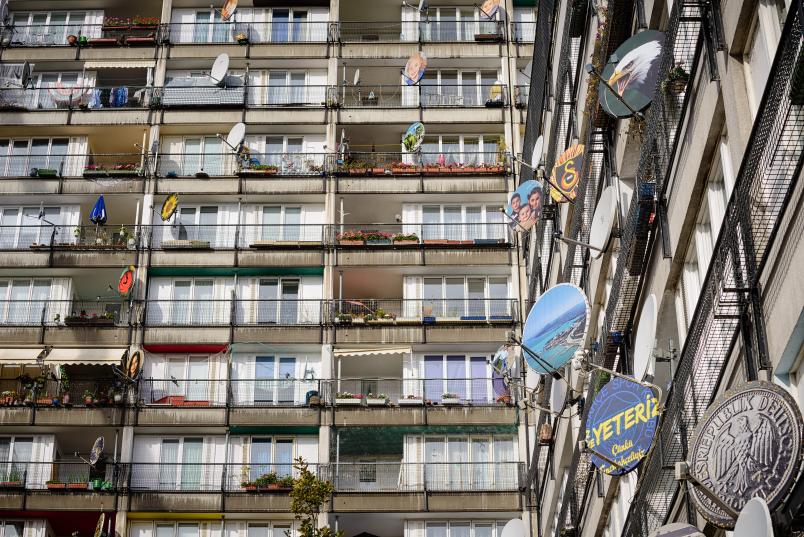Wohnblock mit Satellitenschüsseln mit verschiedenen Bildmotiven