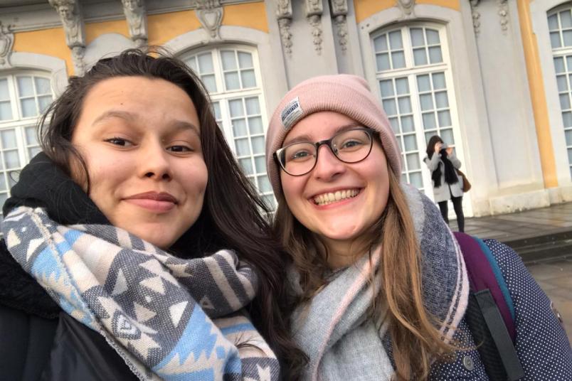 Zwei Studentinnen vor dem Schloss Brühl in Köln