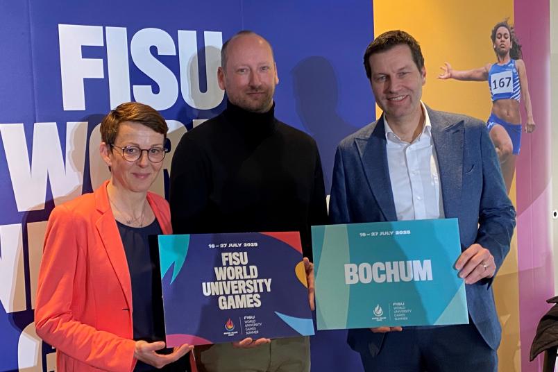 Bochums Oberbürgermeister Thomas Eiskirch (rechs) mit Ines Lenze, Leiterin des Hochschulsports Bochum, und dem Geschäftsführer der Durchführungsgesellschaft, Niklas Börger