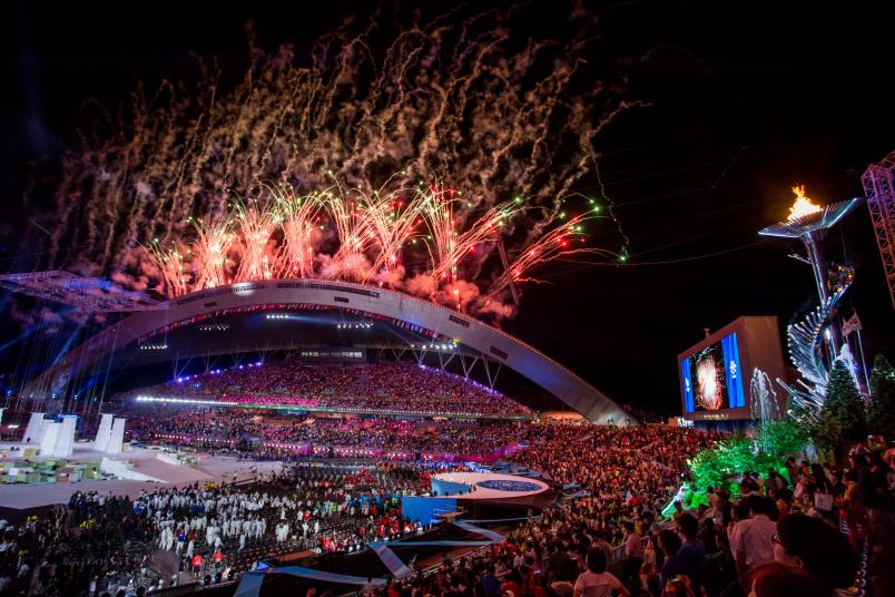 Ein Feuerwerk in einem großen Stadion
