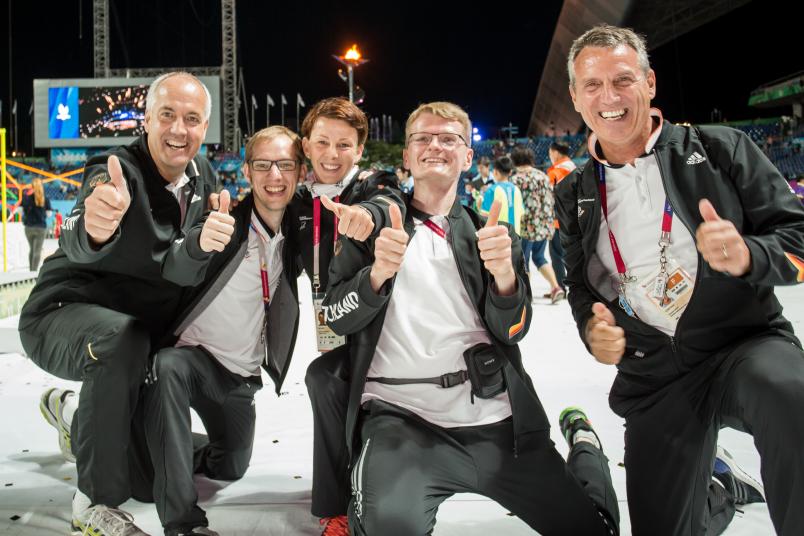 Eine Gruppe von Menschen in einem Stadion