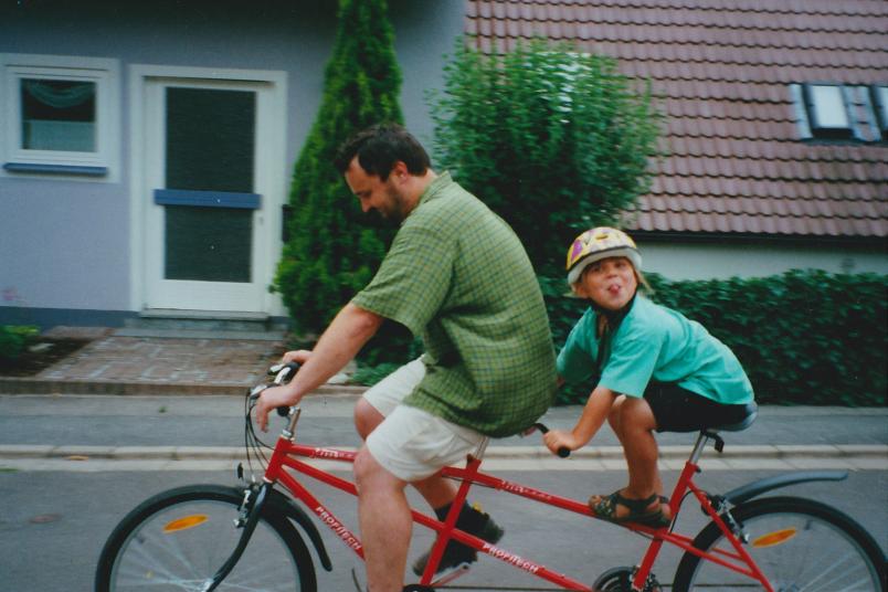 Vater und Kind fahren Rad