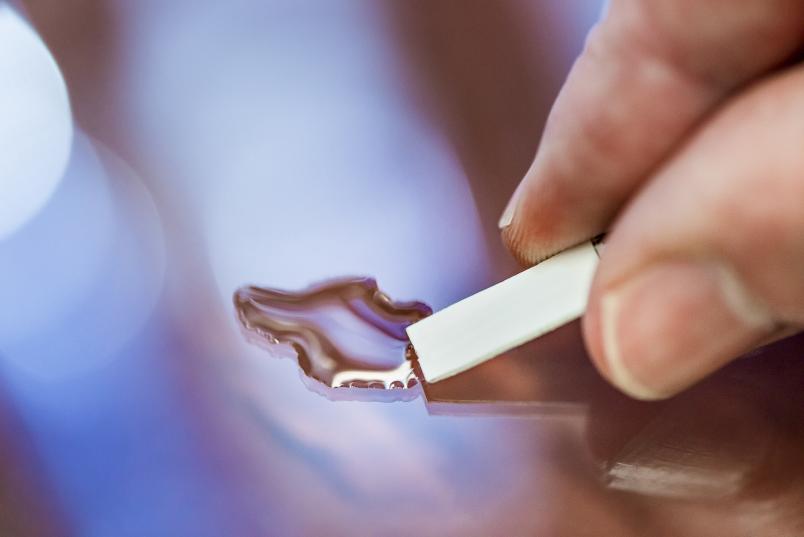 Chip saugt Flüssigkeit auf