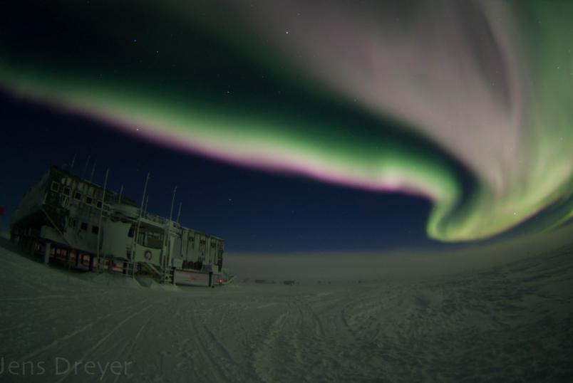 Polarlichter über der Forschungssation