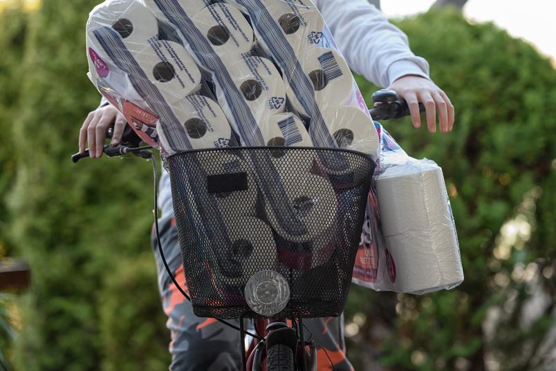 Toilettenpapier auf Fahrrad