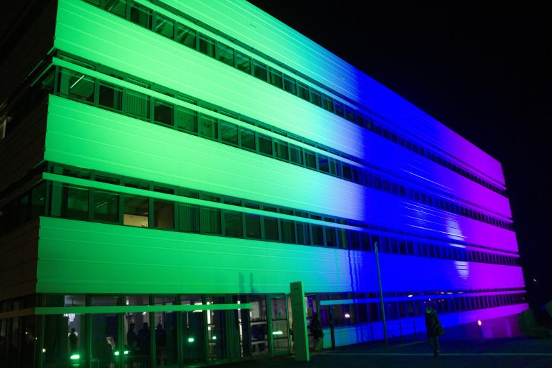 Der Forschungsbau ProDi der Ruhr-Universitt Bochum leuchtet in den Farben des Rare Disease Day.