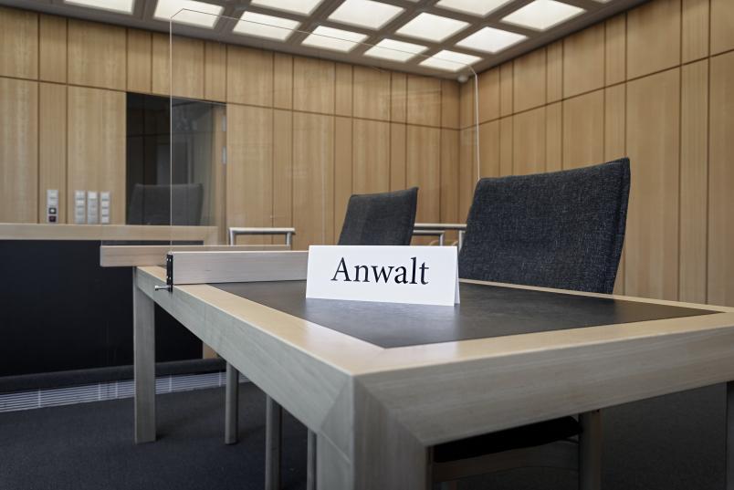 Schild mit der Aufschrift "Anwalt" in einem Gerichtssaal