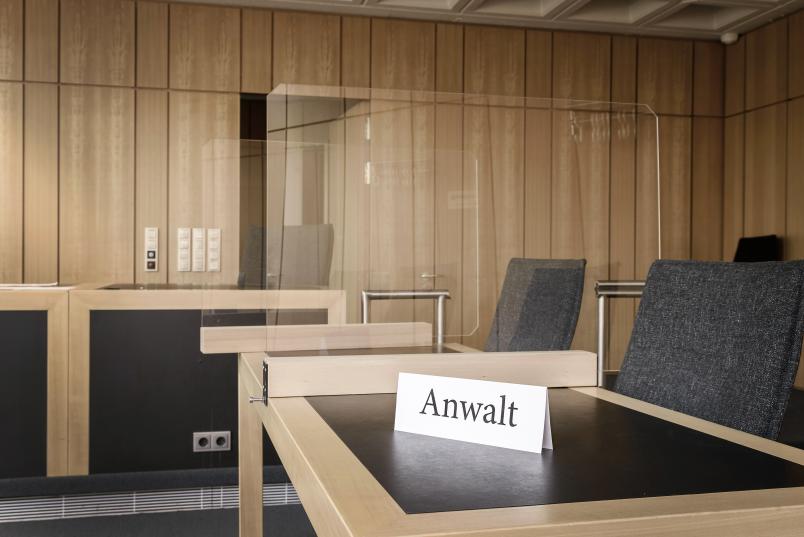Schild mit der Aufschrift "Anwalt" in einem Gerichtssaal