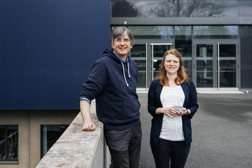 Zwei Personen vor dem Gebäude ID