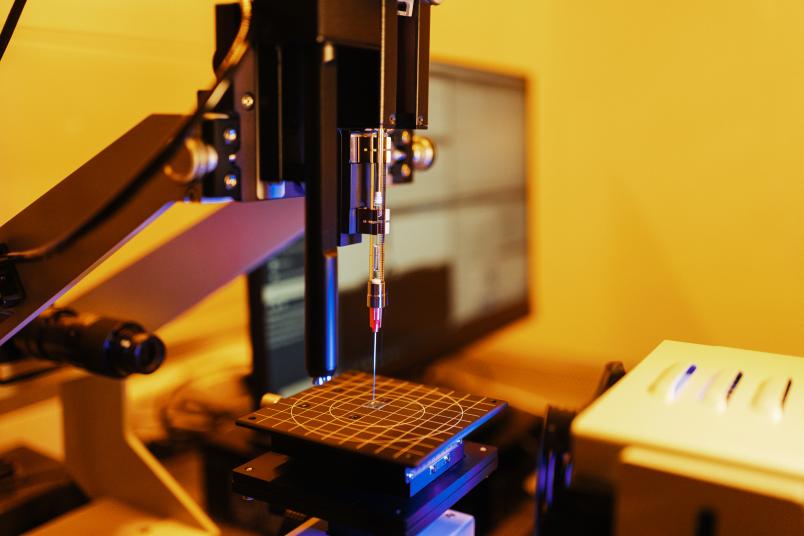Technische Anlage in gelbem Umgebungslicht