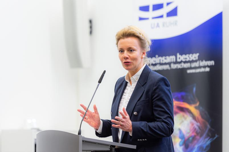 NRW-Wissenschaftsministerin Ina Brandes am Rednerpult