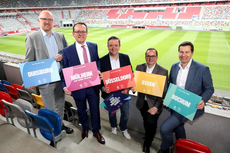 Gruppenbild mit den Oberbürgermeistern der fünf Ausstragungsstädte im Stadion in Düsseldorf