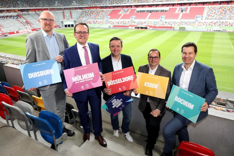 Gruppenbild mit den Oberbürgermeistern der fünf Ausstragungsstädte im Stadion in Düsseldorf