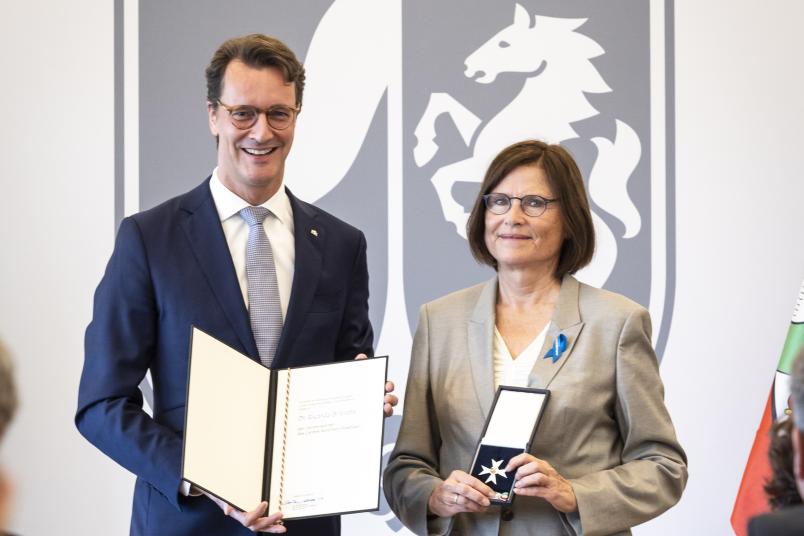 NRW-Ministerpräsident Hendrik Wüst zeichnet Ricarda Brandts aus.