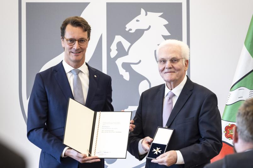 Auch Wim Kösters hat den Verdienstorden des Landes aus den Händen des Ministerpräsidenten erhalten.