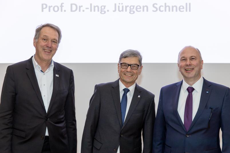 Axel Schölmerich, Rektor der RUB, Jürgen Schnell und Dekan Rüdiger Höffer (von links)