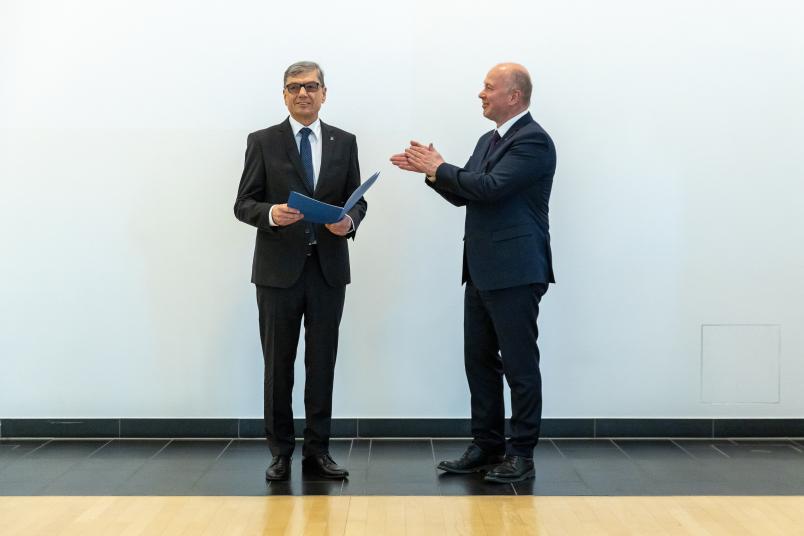 Dekan Höffer hat die Urkunde zur Ehrenpromotion überreicht.