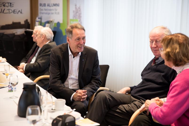 Heinz Heineberg und seine Ehefrau (rechts) im Gespräch mit dem Rektor