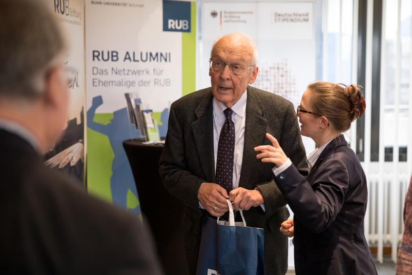 Jessica Runte (rechts) vom Alumi-Büro der RUB hält den Kontakt zu den Ehemaligen.