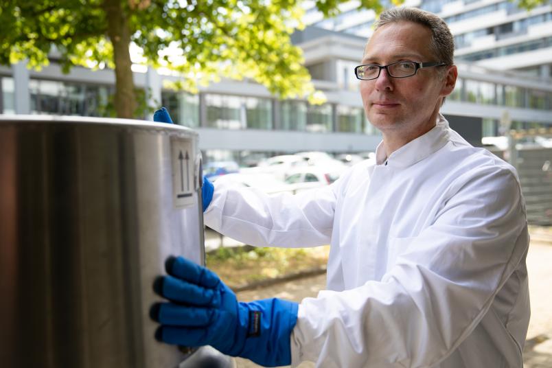 Karl-Heinz Eberhard bei Helium-Auslieferung