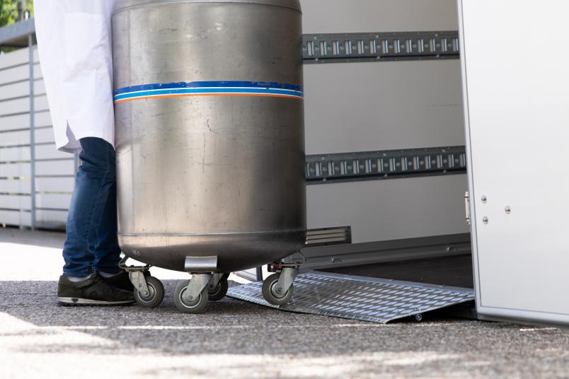 Gasflasche wird in Anhänger geschoben