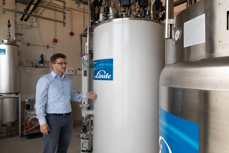 Jens Ränsch am Heliumverflüssiger