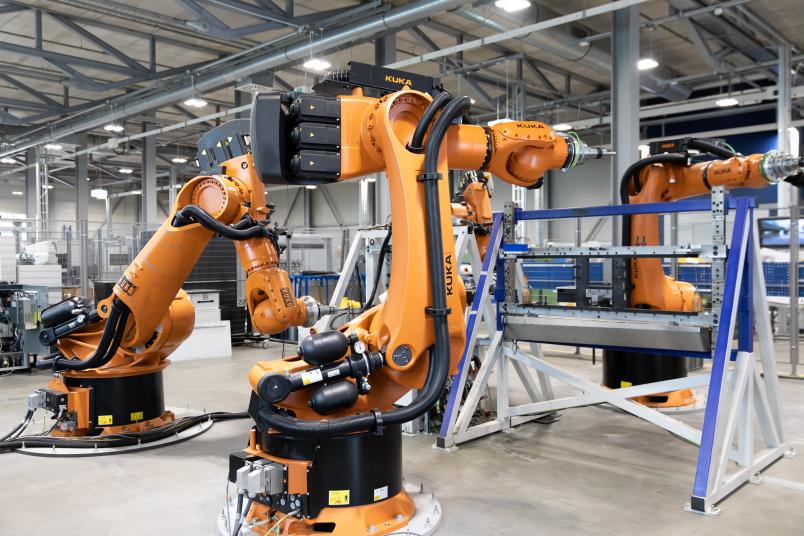 Das sind die Roboterarme, die die Bleche formen – sie arbeiten dabei ausschließlich mit Druck und Gegendruck und stellen für Kunden aus der Industrie Einzelteile als Prototypen her. 