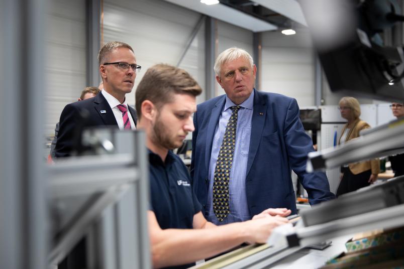 An dieser Station geht es um Schaltbauschränke, die teilweise manuell und teilweise mit Unterstützung eines Roboters zusammengebaut werden. 