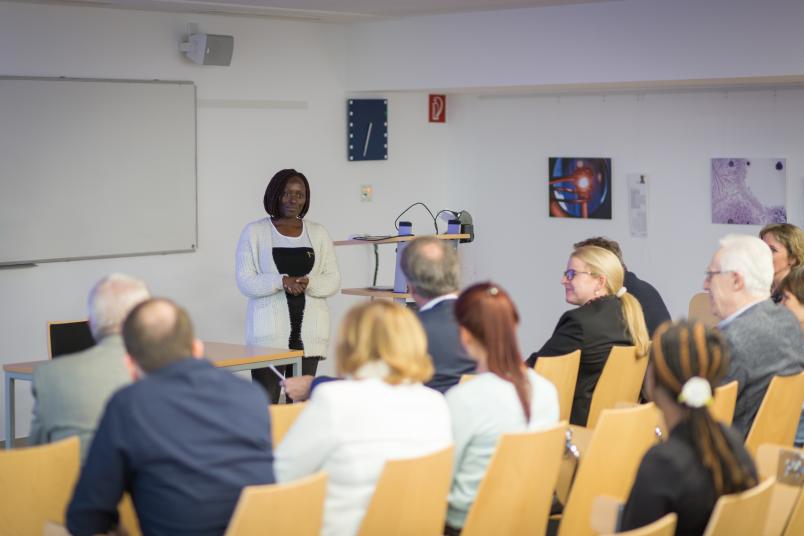 Ann Mabel Sanyu stellt ihre Arbeit vor. 