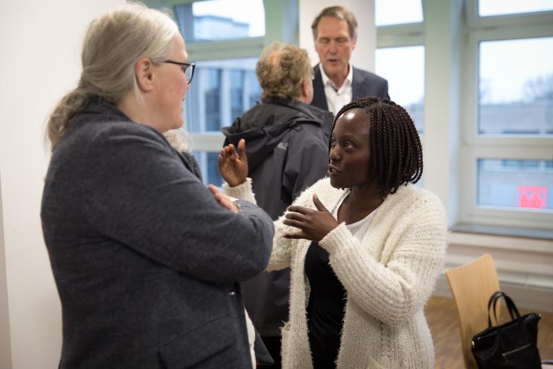 Stipendiatin Ann Mabel Sanyu aus Uganda im Gespräch mit Dr. Ursula Justus von der RUB Research School