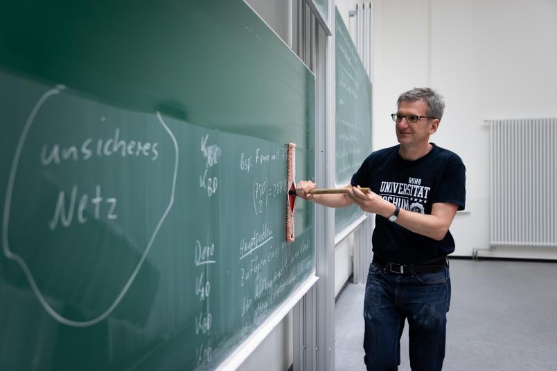 Christof Paar wischt die Tafel