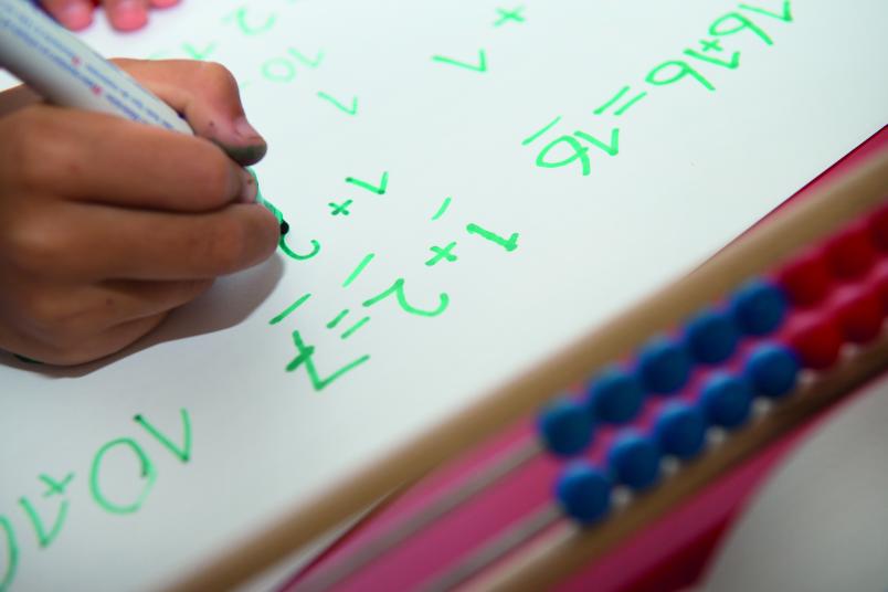 Kinderhand schreibt Zahlen