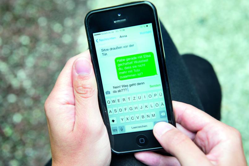 Hände halten ein Handy