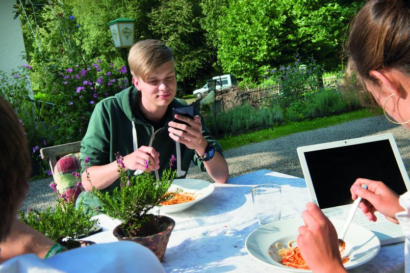 Junger Mann mit Handy