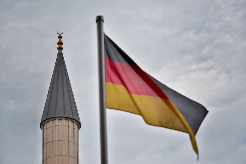 Deutsche Flagge vor Minarett