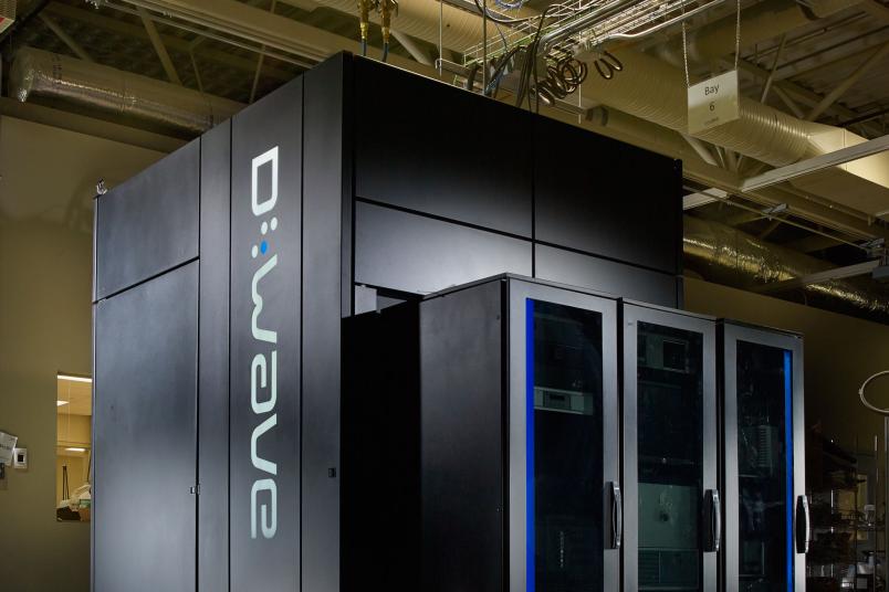 Mehrere dunkle Schränke mit Computertechnik