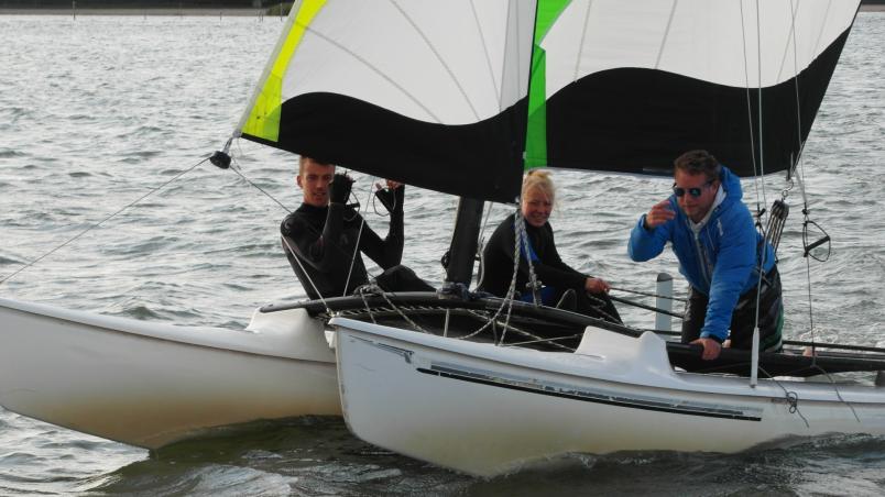 Leute im Segelboot