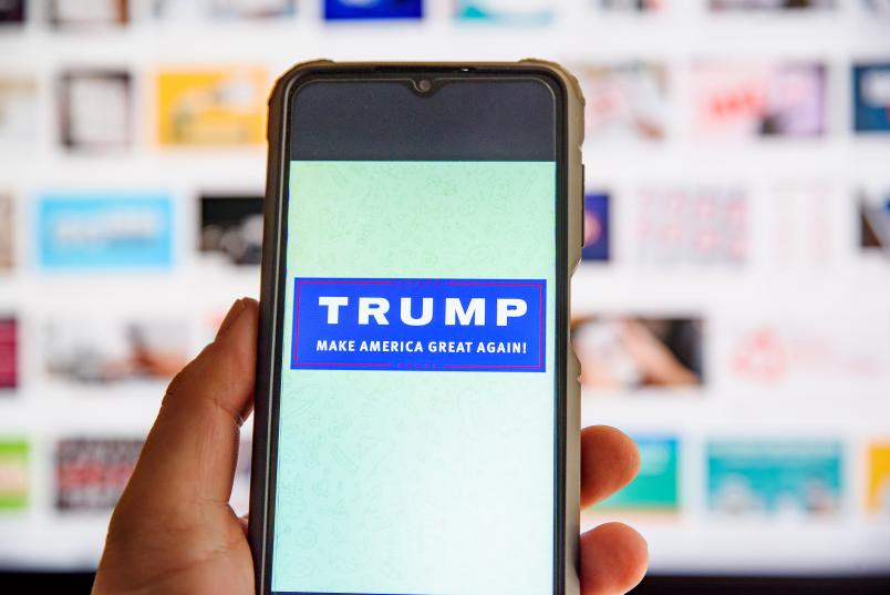 Handy mit Trump-Slogan