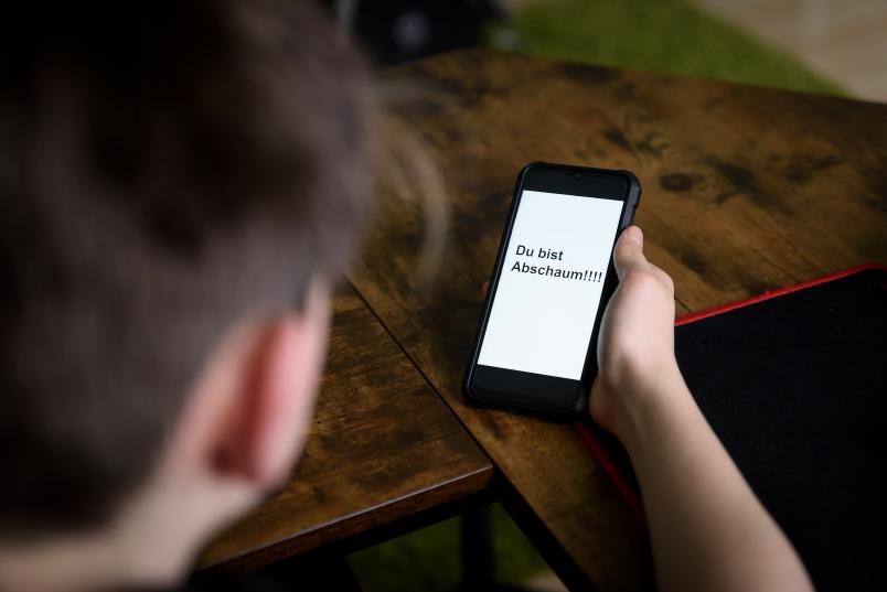 Handy mit Schimpfwort auf Display