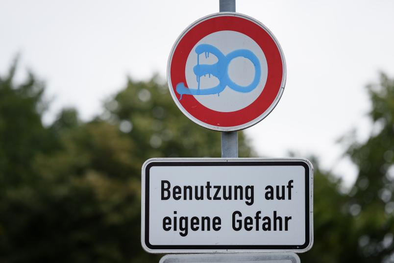 Schild mit aufgesprühter Zahl