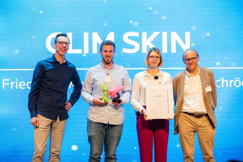 Prof. Dr. Günther Meschke, Prorektor für Forschung und Transfer der Ruhr-Universität Bochum, mit dem Start-up Glim Skin.