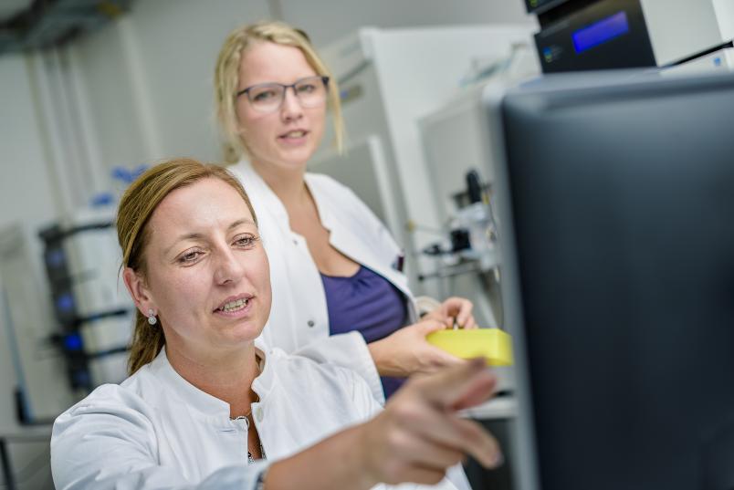 Forscherinnen vor dem Monitor