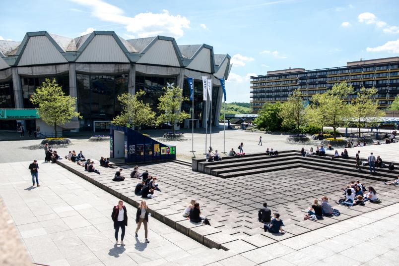 Forum der Ruhr-Universität mit Menschen. 