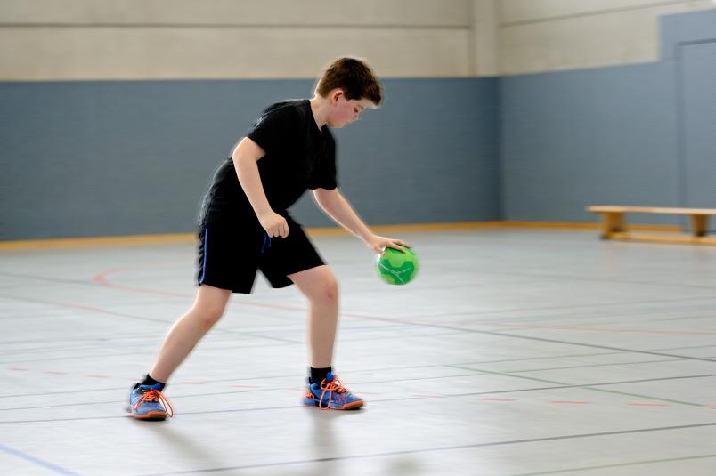 Junge mit Ball