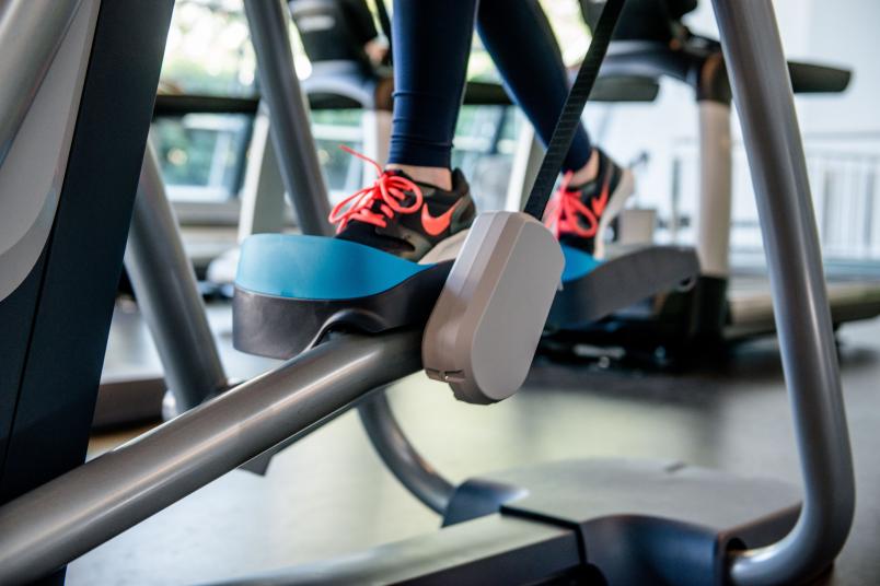 Sport: Füße auf einem Crosstrainer