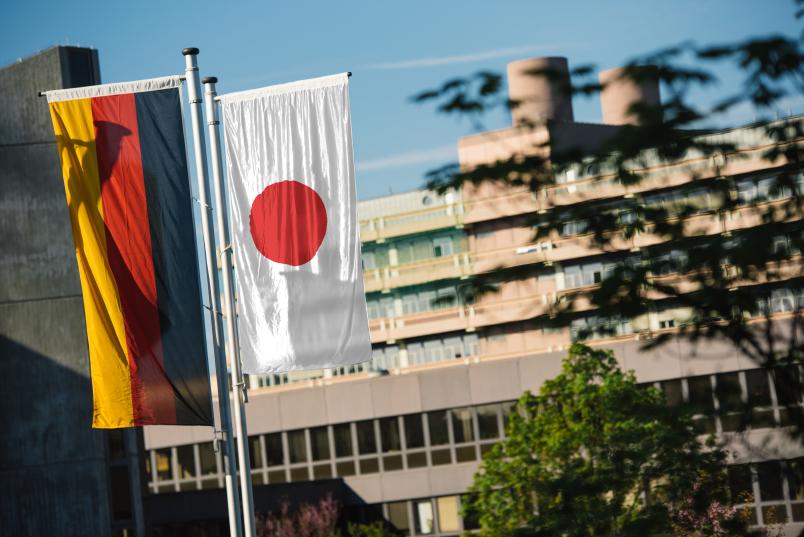 Deutsche und japanische Flagge auf dem Campus der RUB - Fotomontage