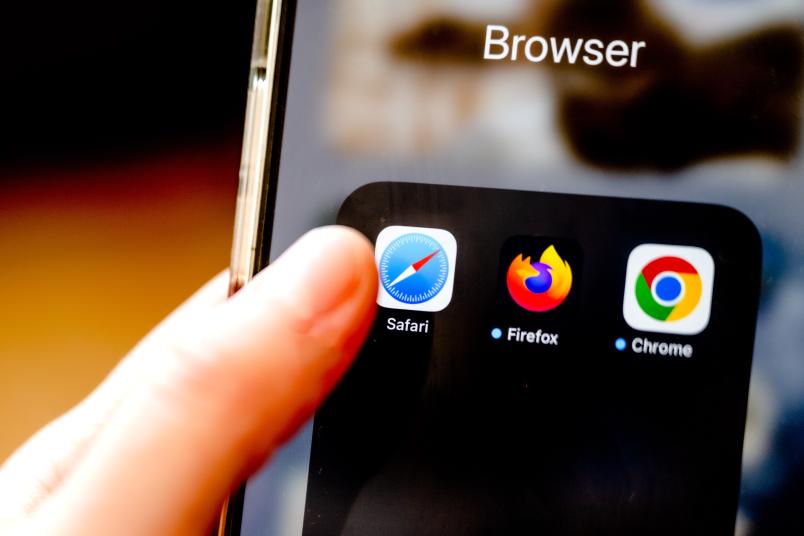 Icon des Safari-Browsers auf einem Handy-Display