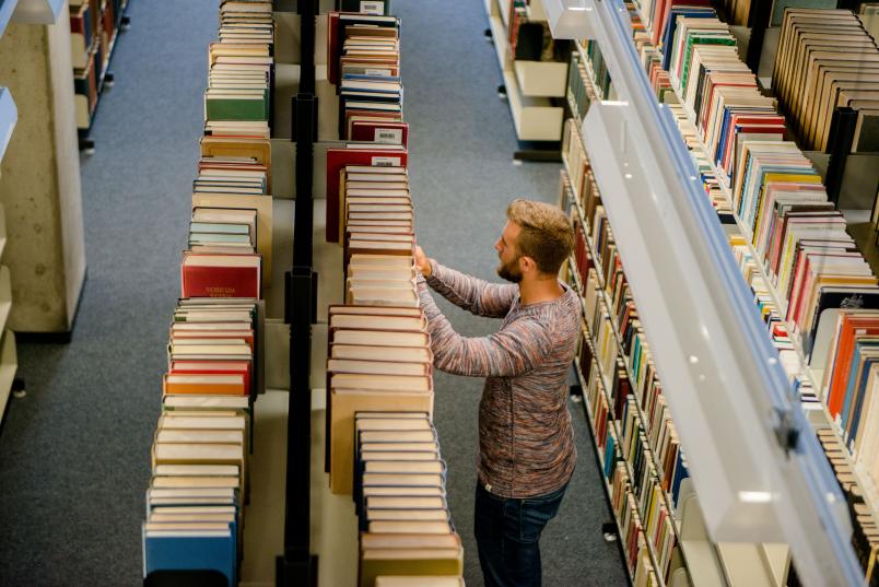 Student in der Universitätsbibliothek