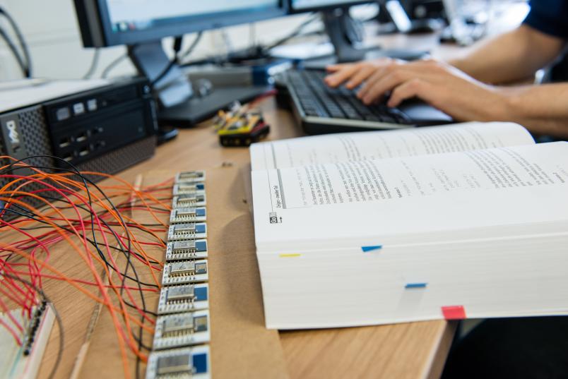 Kabel, Buch, Tastatur, Platinen